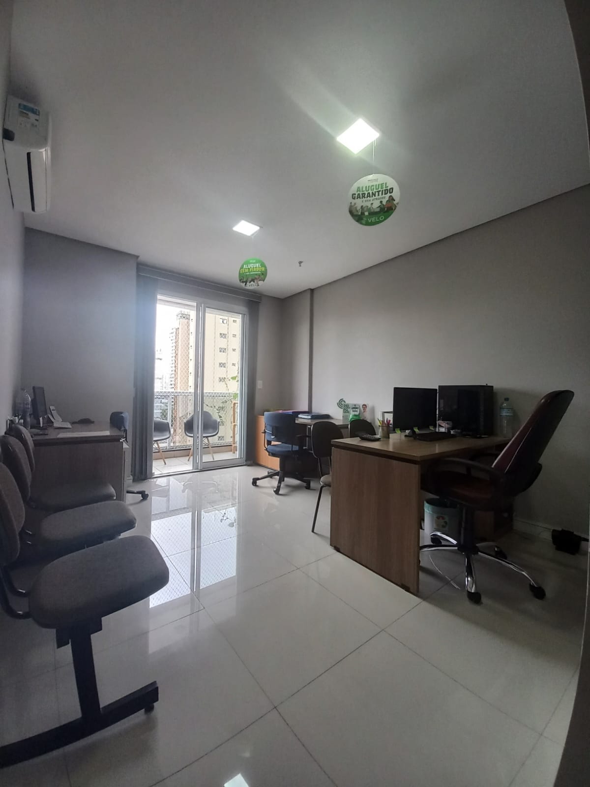 ALUGA-SE LINDA SALA COMERCIAL DE 36 METROS QUADRADOS