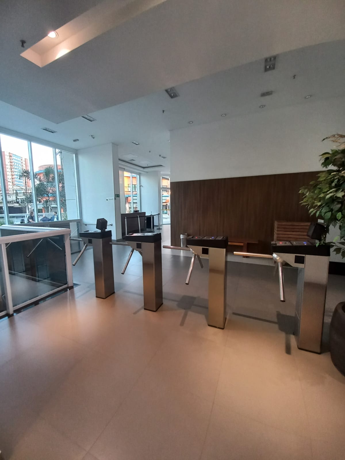 ALUGA-SE LINDA SALA COMERCIAL DE 36 METROS QUADRADOS