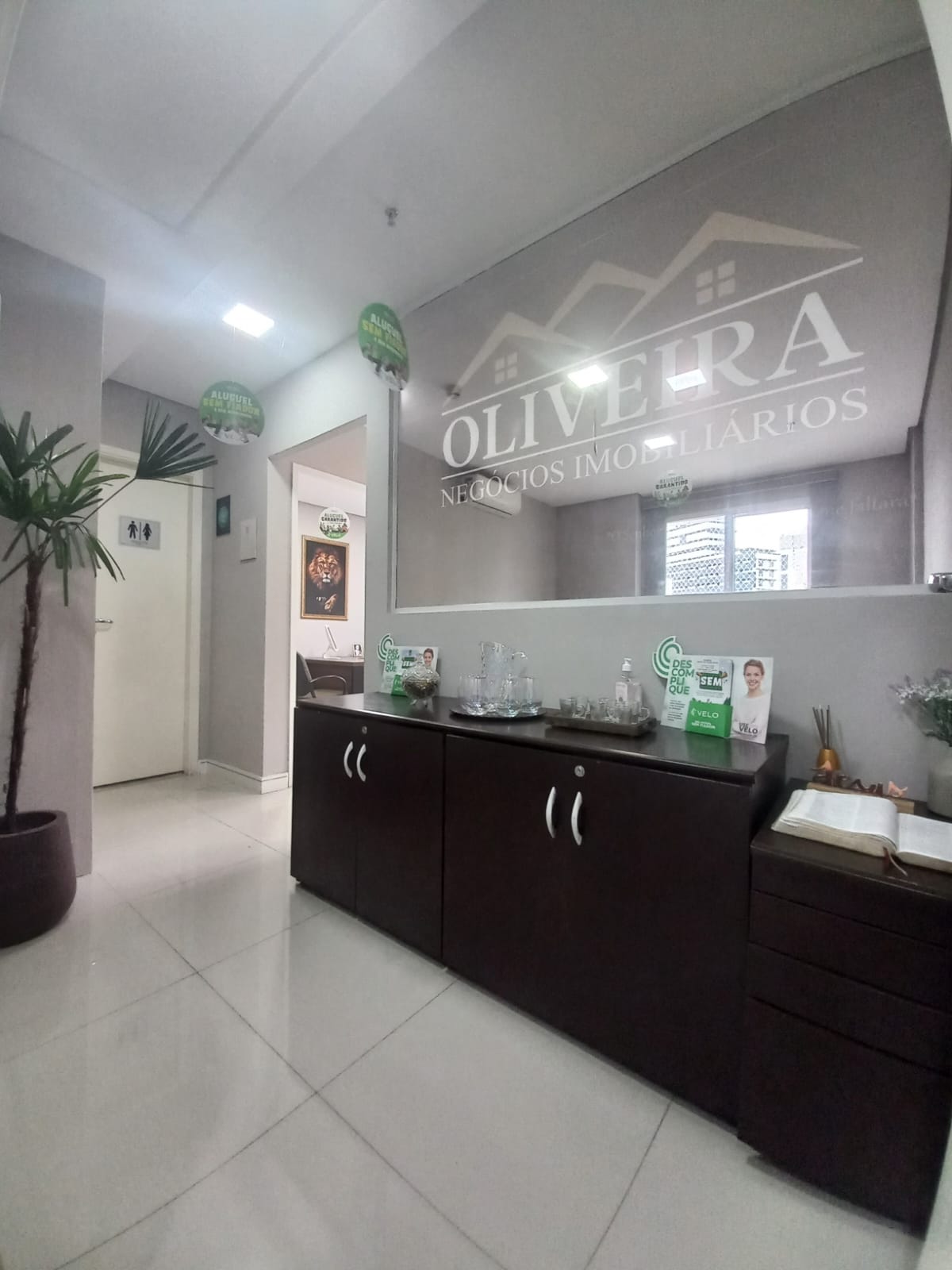 ALUGA-SE LINDA SALA COMERCIAL DE 36 METROS QUADRADOS