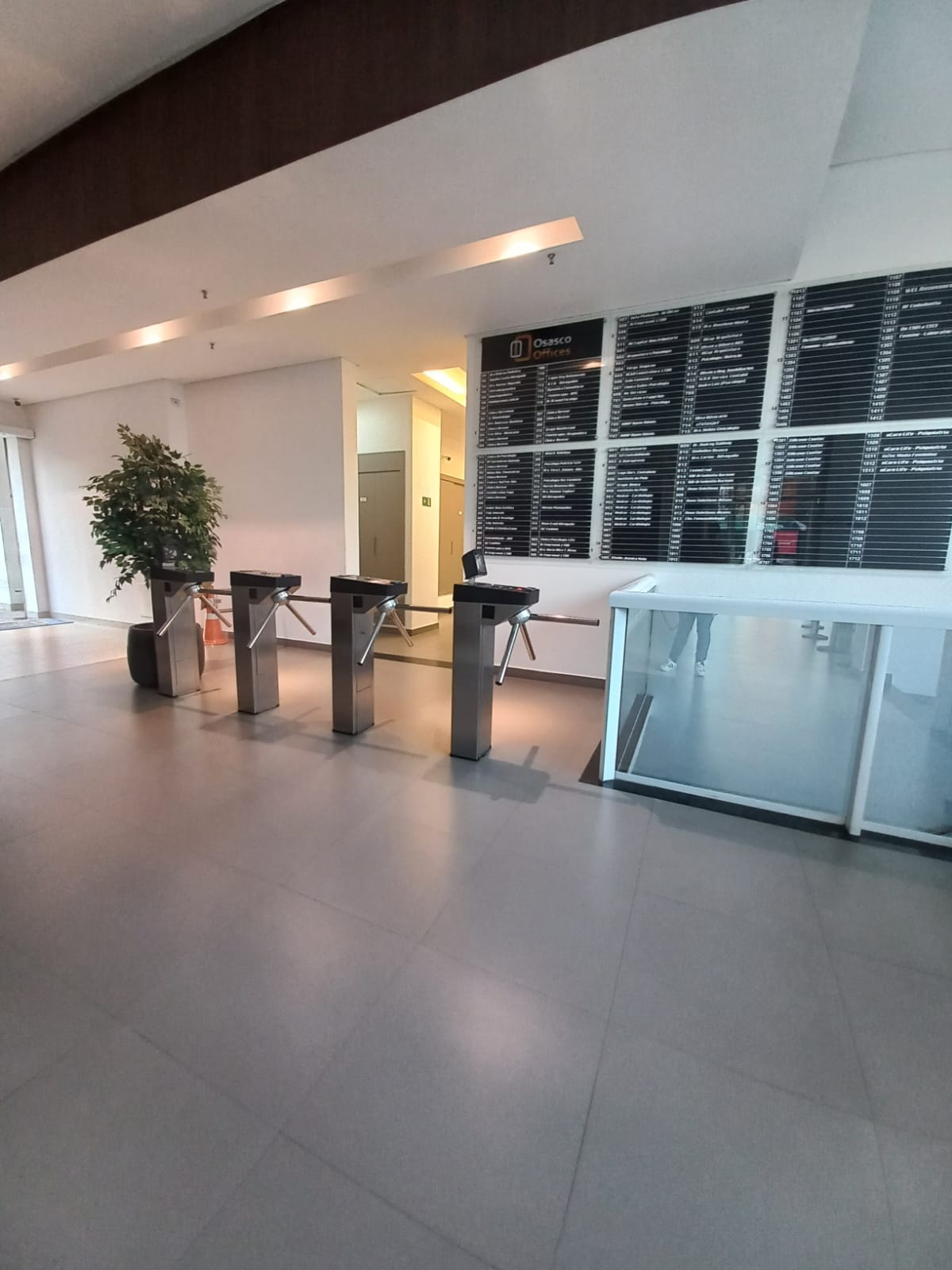 ALUGA-SE LINDA SALA COMERCIAL DE 36 METROS QUADRADOS