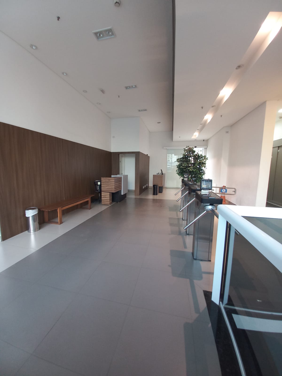 ALUGA-SE LINDA SALA COMERCIAL DE 36 METROS QUADRADOS