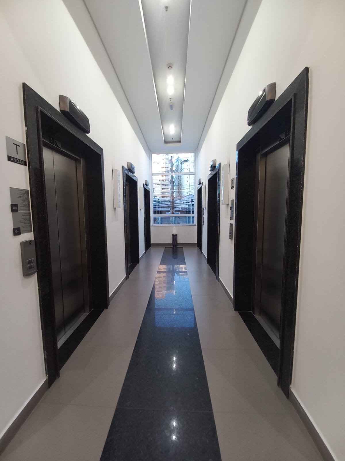 ALUGA-SE LINDA SALA COMERCIAL DE 36 METROS QUADRADOS