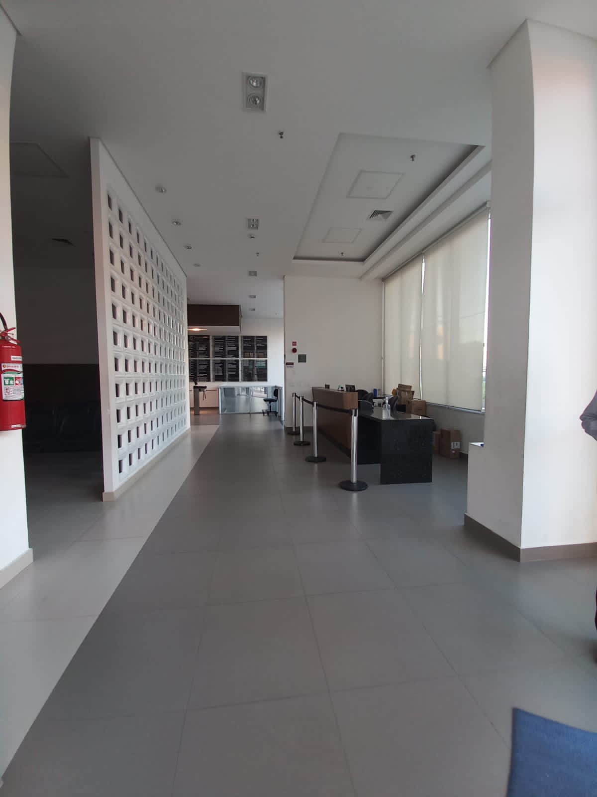 ALUGA-SE LINDA SALA COMERCIAL DE 36 METROS QUADRADOS