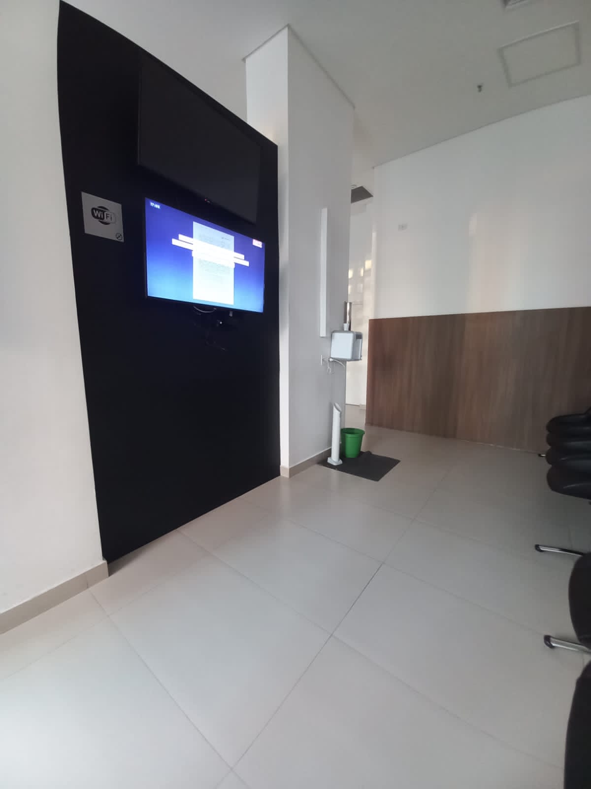 ALUGA-SE LINDA SALA COMERCIAL DE 36 METROS QUADRADOS