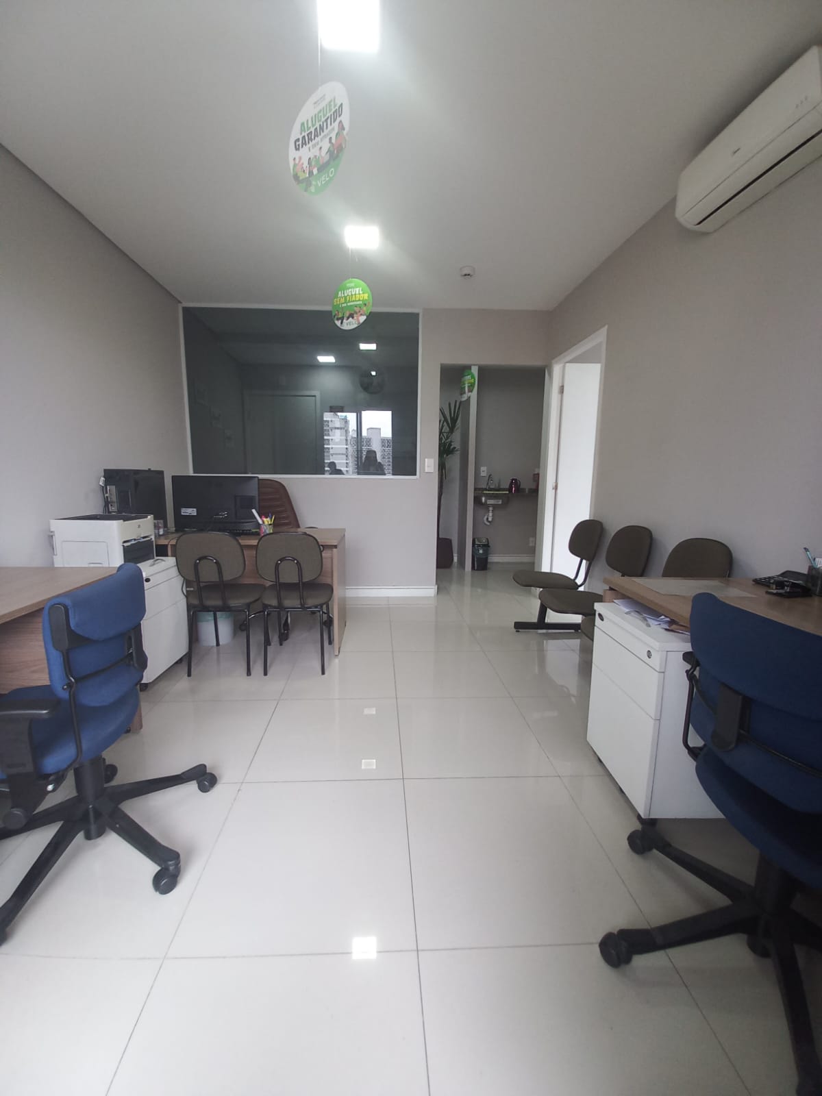 ALUGA-SE LINDA SALA COMERCIAL DE 36 METROS QUADRADOS