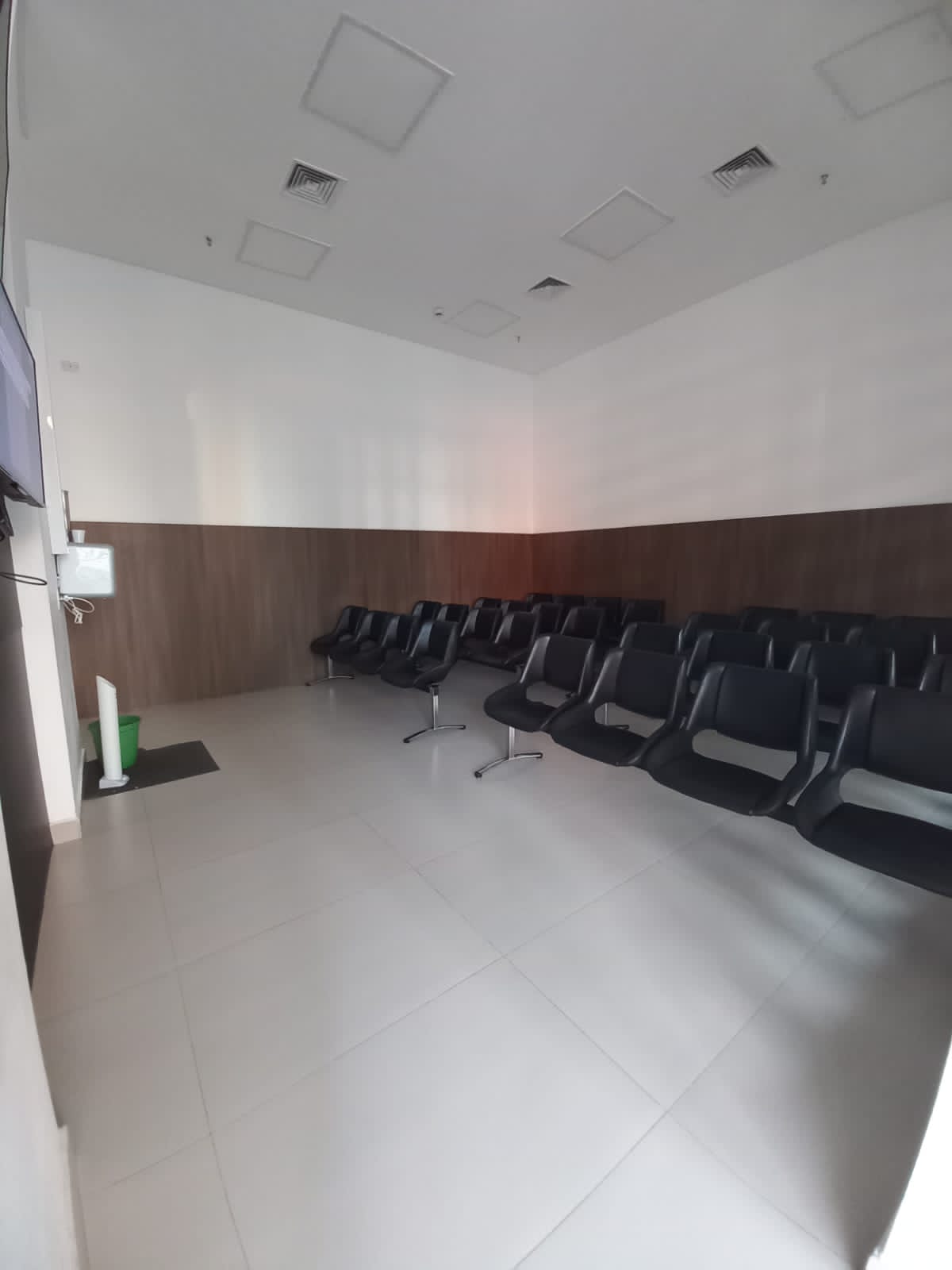 ALUGA-SE LINDA SALA COMERCIAL DE 36 METROS QUADRADOS