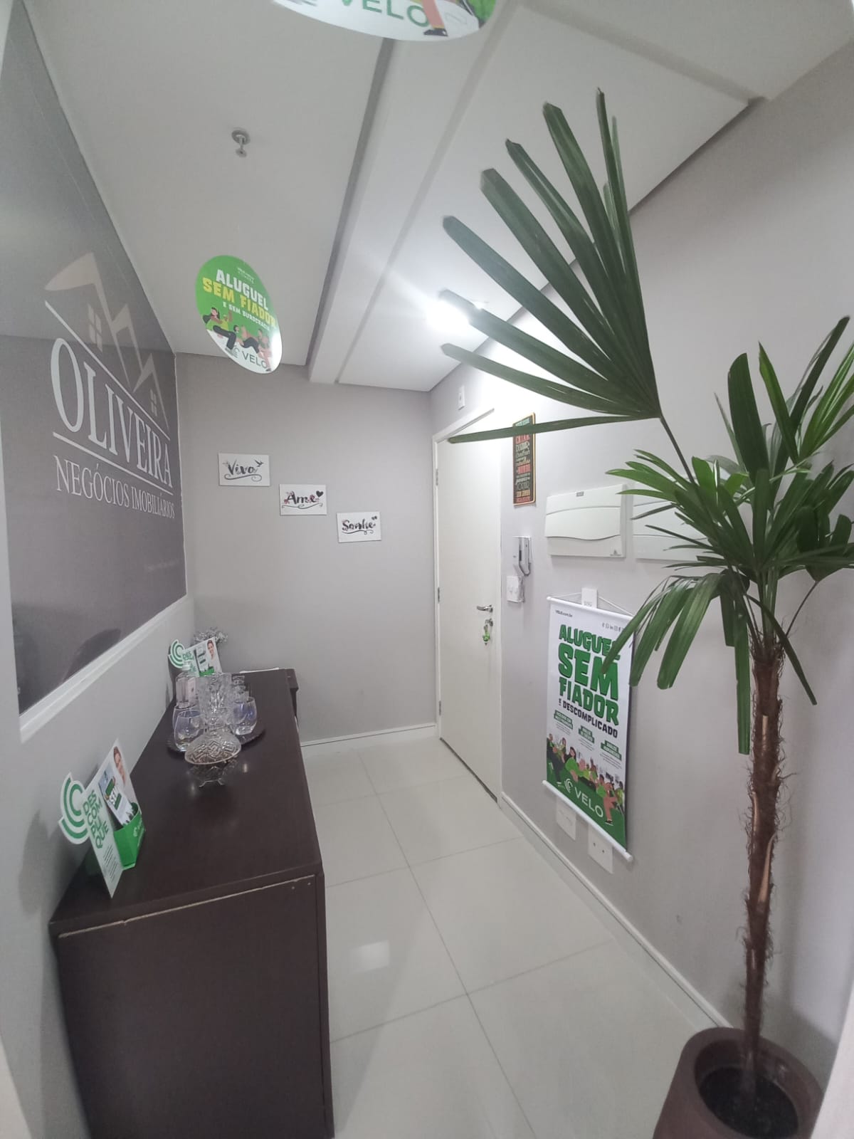 ALUGA-SE LINDA SALA COMERCIAL DE 36 METROS QUADRADOS