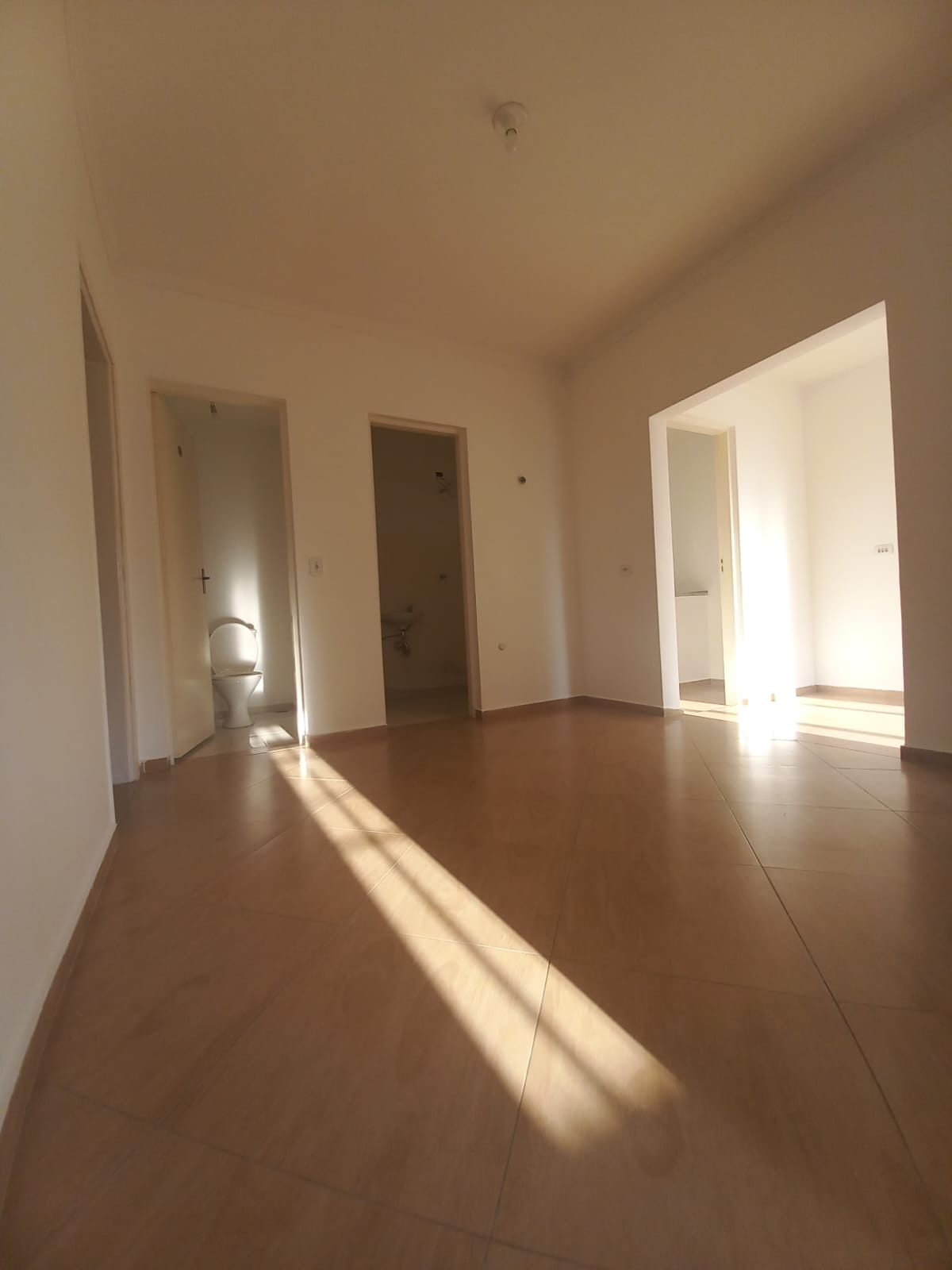 ALUGA-SE EXCELENTE CASA PARA FINS COMERCIAIS OU RESIDENCIAL