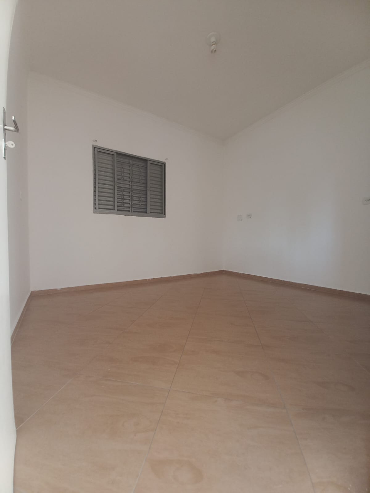 ALUGA-SE EXCELENTE CASA PARA FINS COMERCIAIS OU RESIDENCIAL