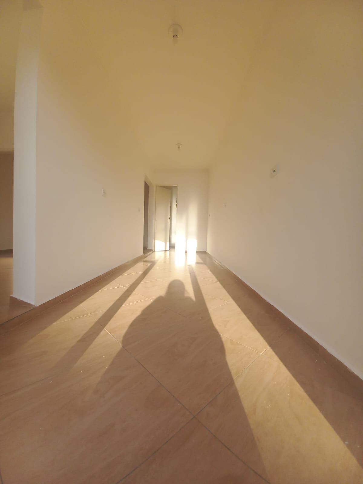 ALUGA-SE EXCELENTE CASA PARA FINS COMERCIAIS OU RESIDENCIAL