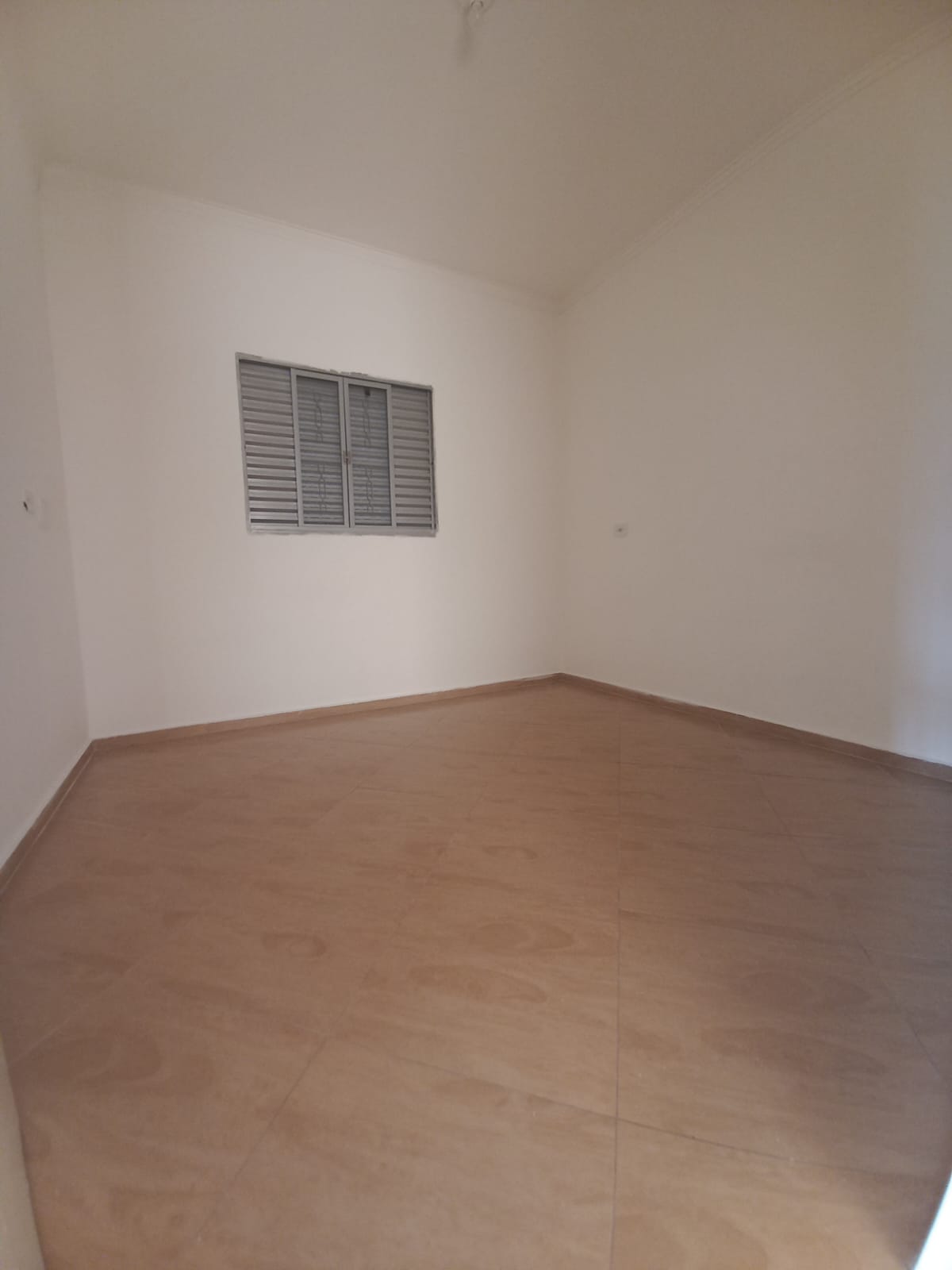 ALUGA-SE EXCELENTE CASA PARA FINS COMERCIAIS OU RESIDENCIAL