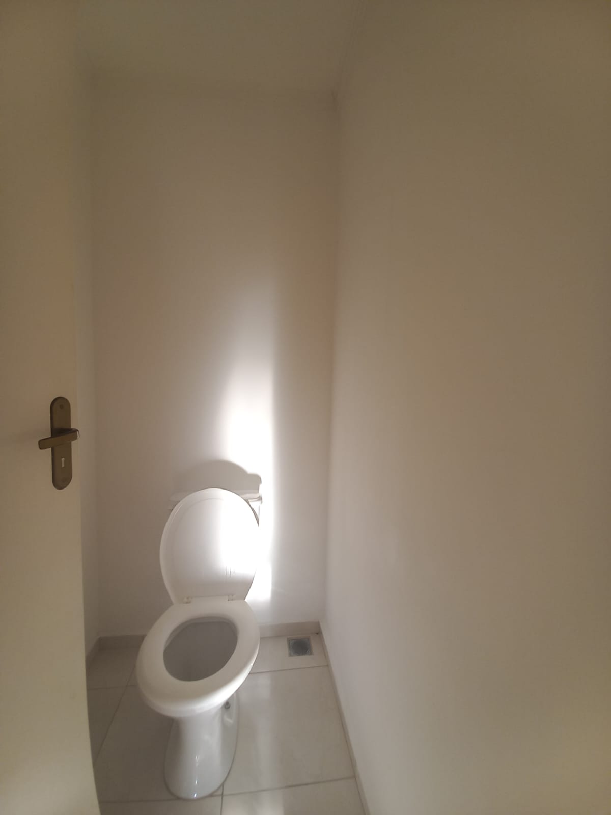 ALUGA-SE EXCELENTE CASA PARA FINS COMERCIAIS OU RESIDENCIAL
