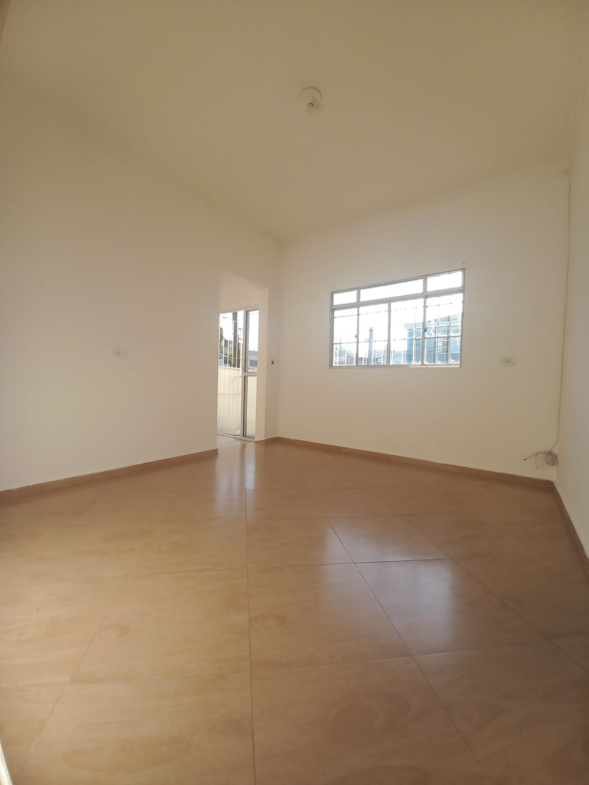 ALUGA-SE EXCELENTE CASA PARA FINS COMERCIAIS OU RESIDENCIAL