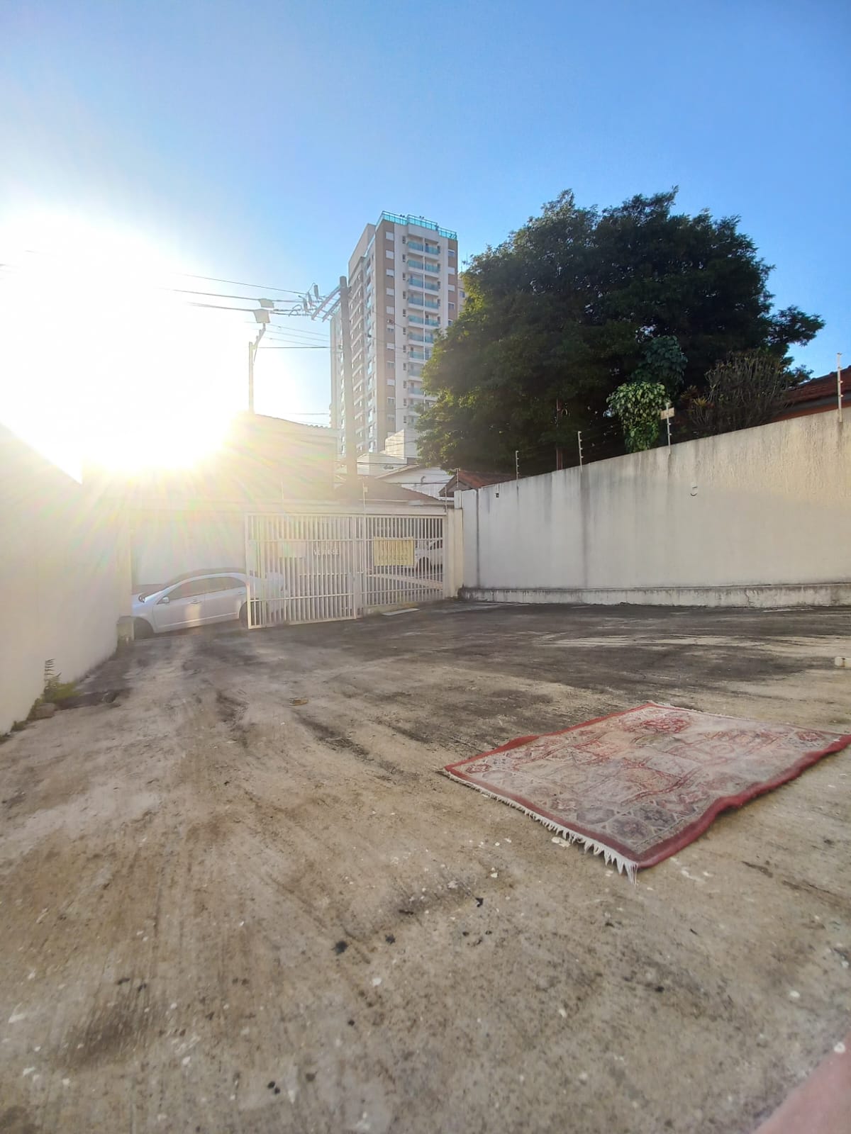ALUGA-SE EXCELENTE CASA PARA FINS COMERCIAIS OU RESIDENCIAL