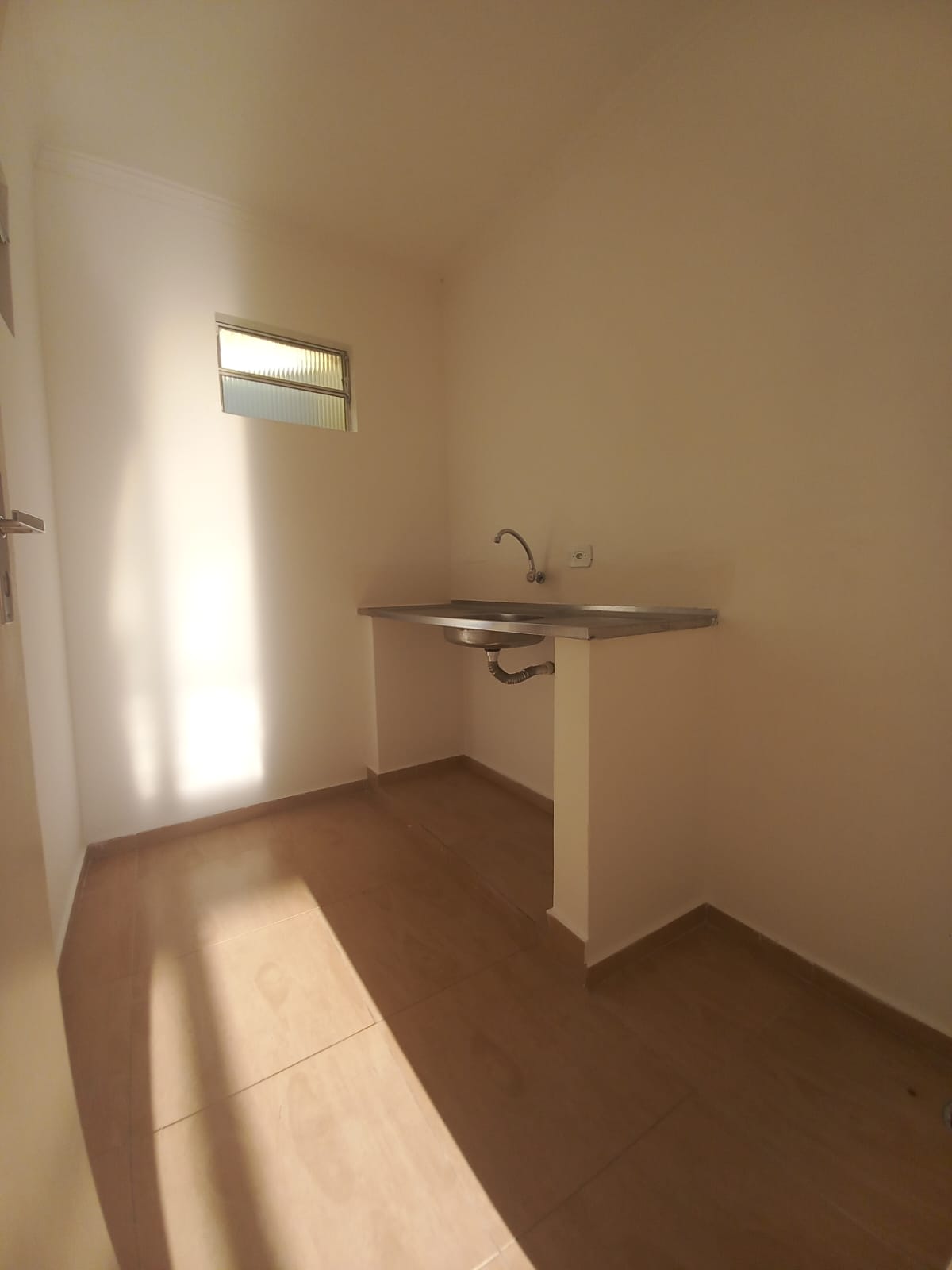 ALUGA-SE EXCELENTE CASA PARA FINS COMERCIAIS OU RESIDENCIAL