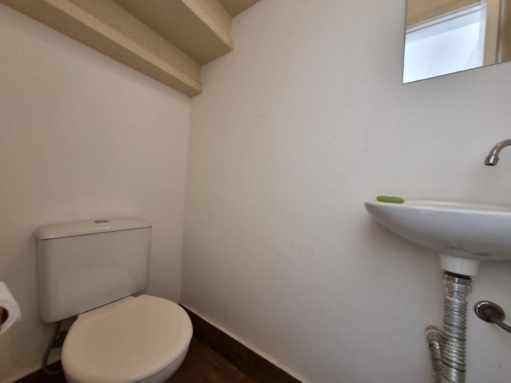 VENDE-SE OU ALUGA-SE LINDA CASA