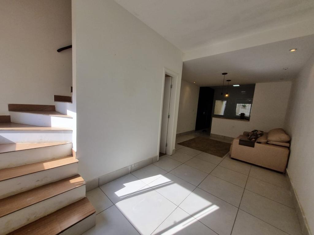 VENDE-SE OU ALUGA-SE LINDA CASA