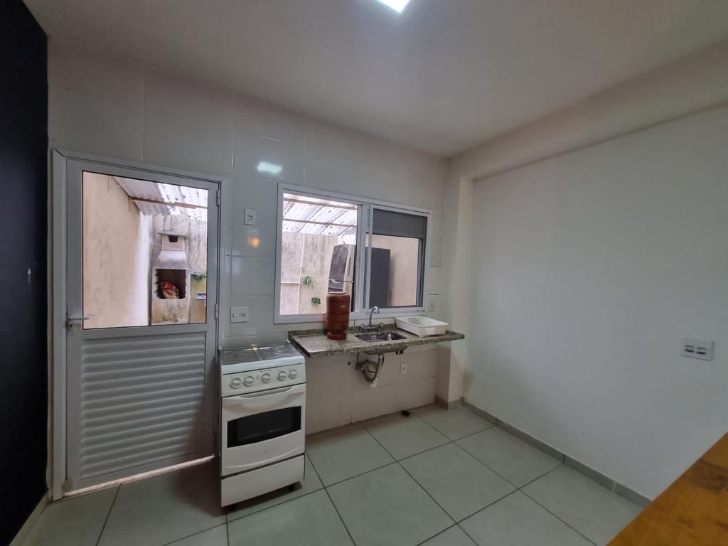 VENDE-SE OU ALUGA-SE LINDA CASA