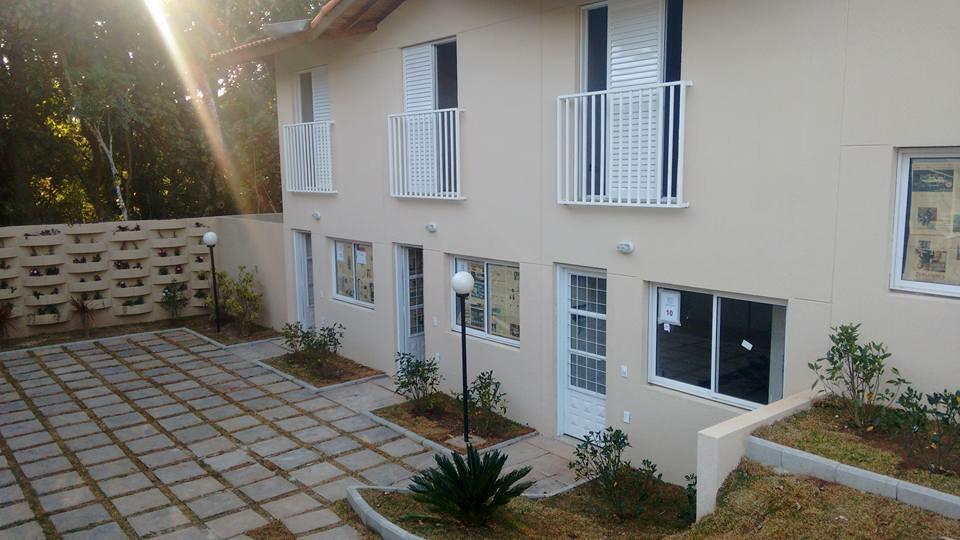 VENDE-SE OU ALUGA-SE LINDA CASA COM 2 SUITES COM PLANEJADO 