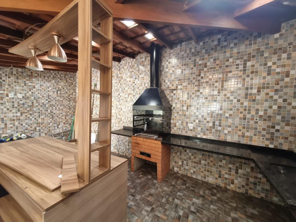 VENDE-SE OU ALUGA-SE LINDA CASA COM 2 SUITES COM PLANEJADO 