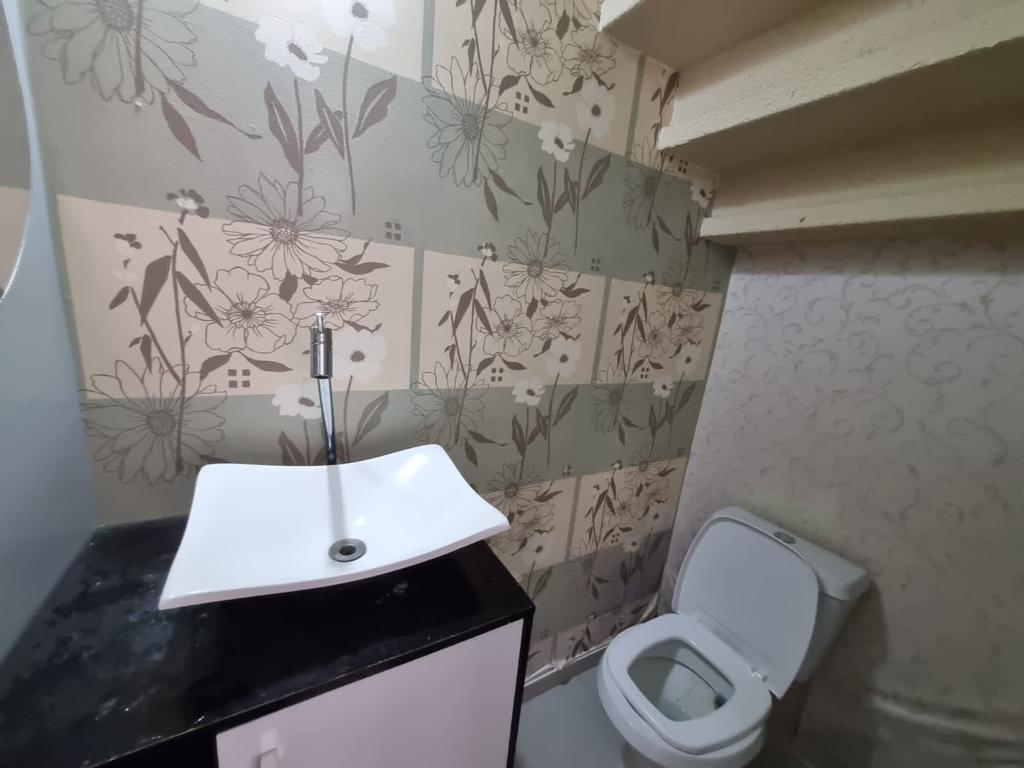 VENDE-SE OU ALUGA-SE LINDA CASA COM 2 SUITES COM PLANEJADO 