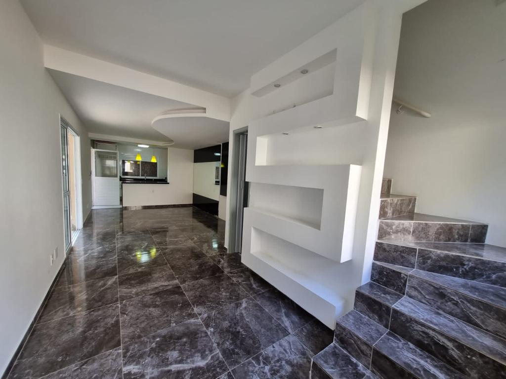 VENDE-SE OU ALUGA-SE LINDA CASA COM 2 SUITES COM PLANEJADO 