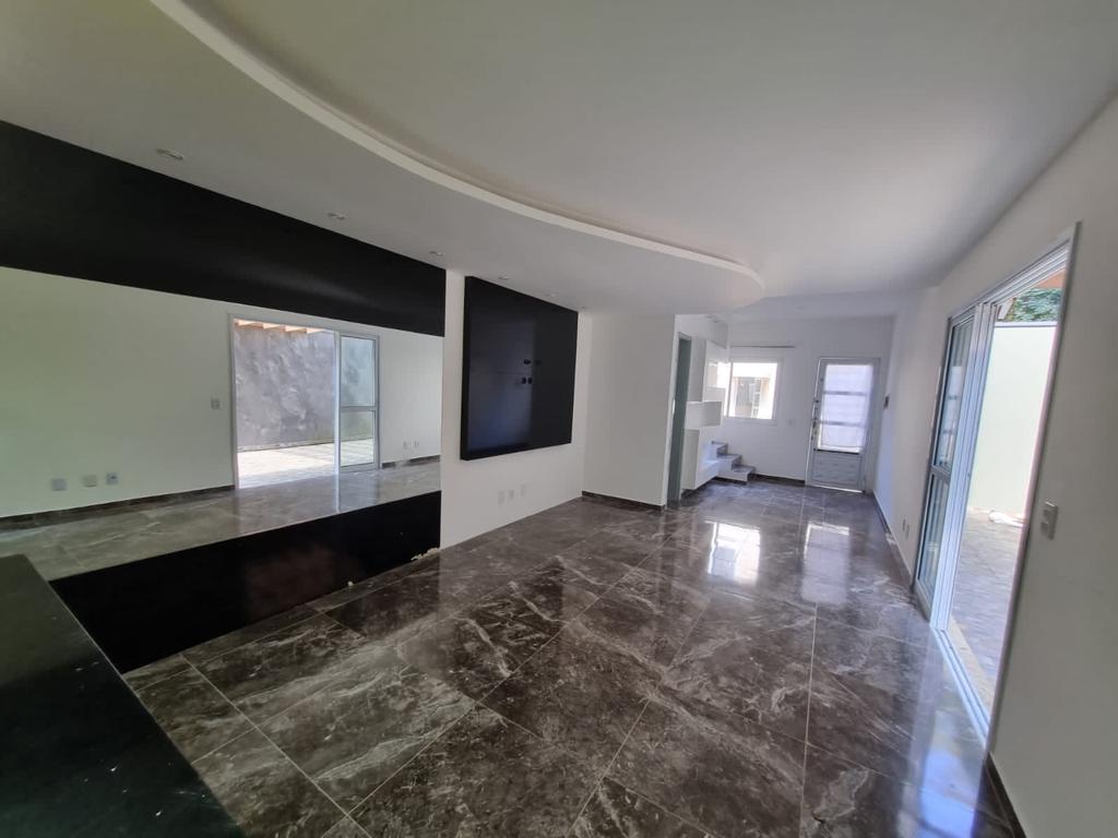 VENDE-SE OU ALUGA-SE LINDA CASA COM 2 SUITES COM PLANEJADO 