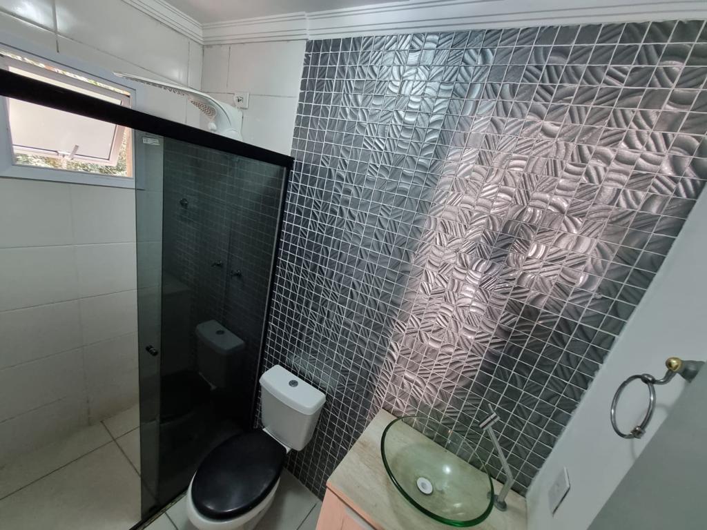 VENDE-SE OU ALUGA-SE LINDA CASA COM 2 SUITES COM PLANEJADO 