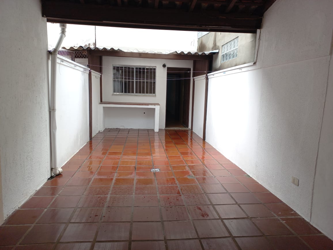 ALUGA-SE LINDA CASA  EM OTIMA LOCALIZAÇÃO EM  SÃO PAULO