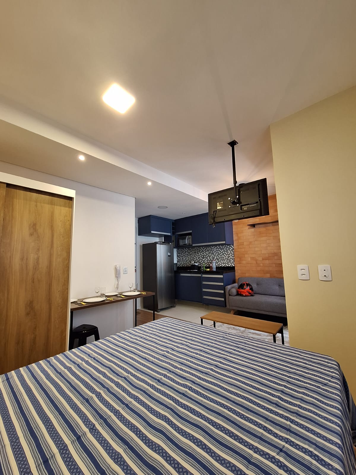 ALUGA-SE LINDO ESTUDIO TODO MOBILHADO A 500M DA ESTAÇÃO DE OSASCO. 
