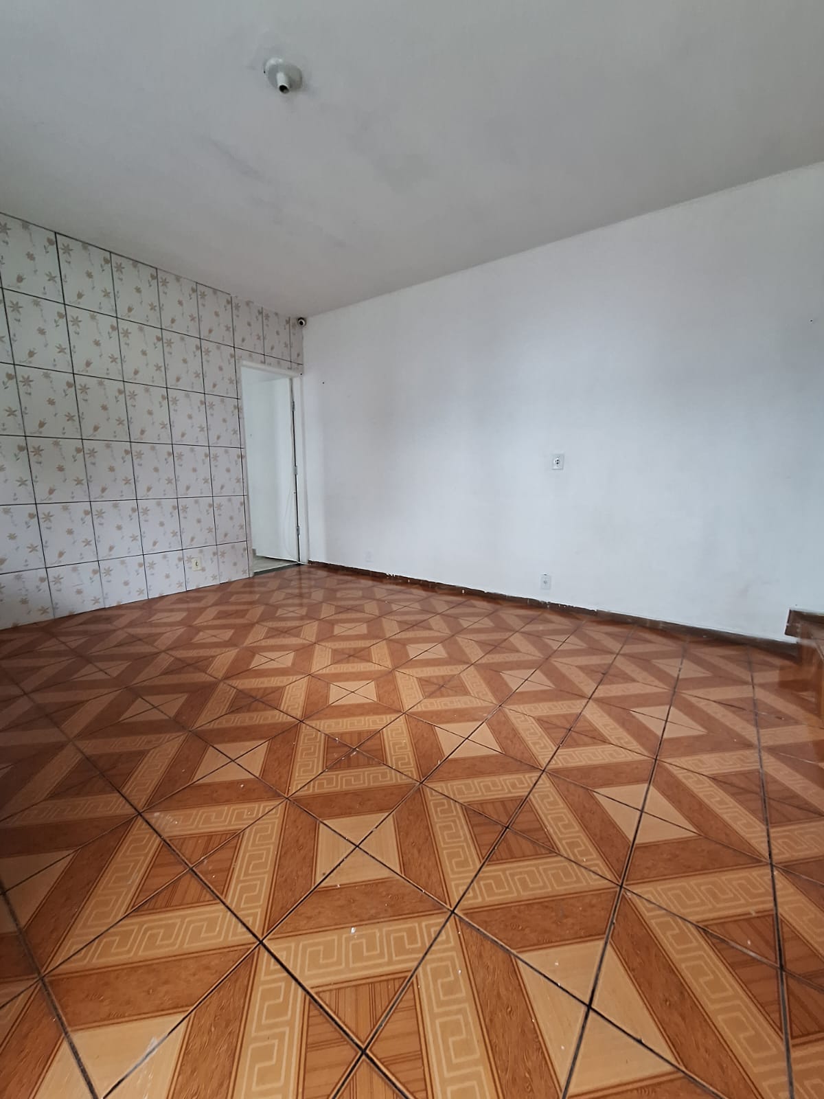 ALUGA-SE EXCELENTE CASA DE 3 CÔMODOS AMPLOS NO JD SANTO ANTÔNIO- OSASCO-SP  ÓTIMA LOCALIZAÇÃO SENDO UMA TRAVESSA DA AVENIDA JOÃO DE ANDREDE PX A CAIXA ECONÔMICA. 