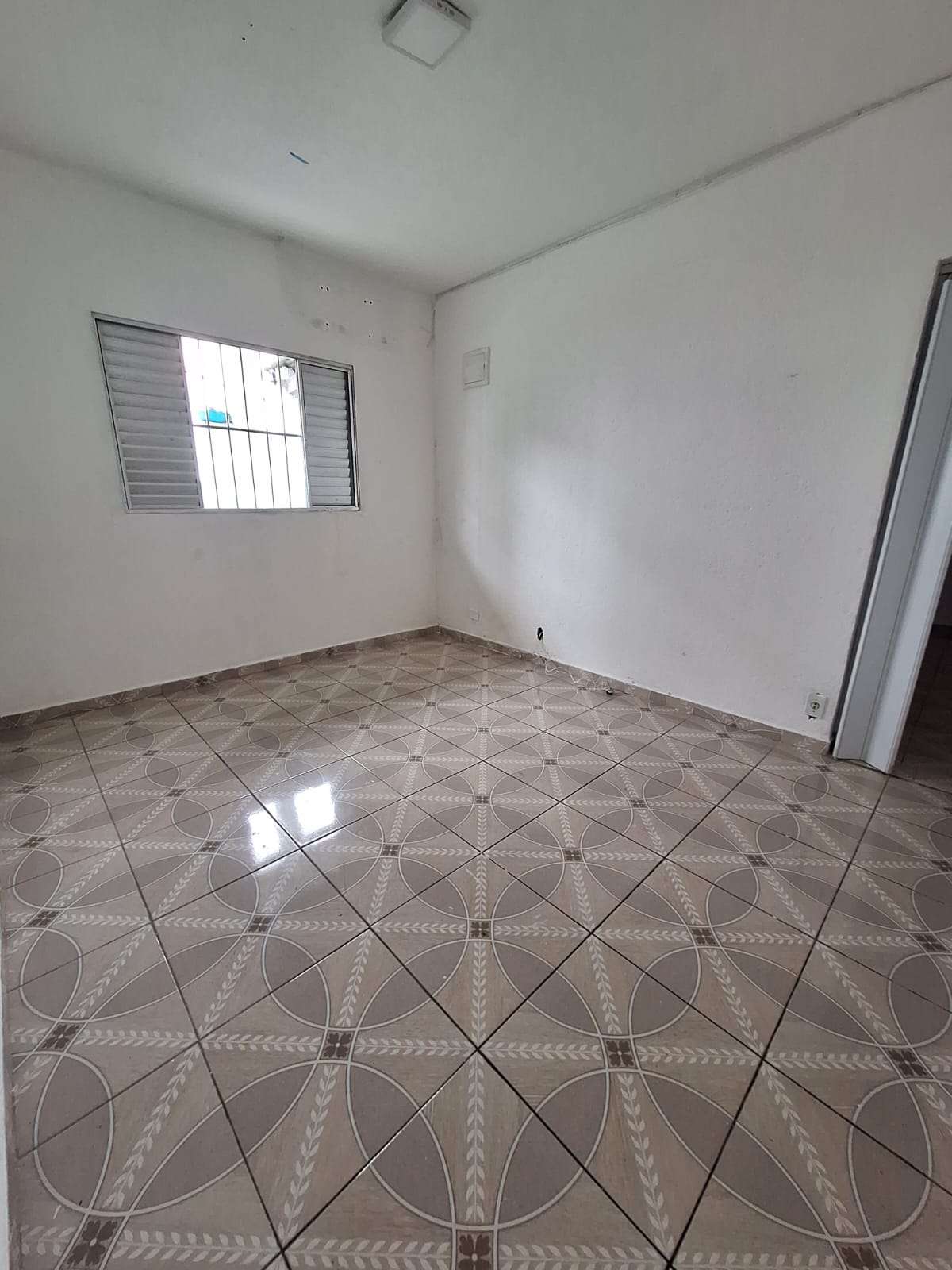 ALUGA-SE EXCELENTE CASA DE 3 CÔMODOS AMPLOS NO JD SANTO ANTÔNIO- OSASCO-SP  ÓTIMA LOCALIZAÇÃO SENDO UMA TRAVESSA DA AVENIDA JOÃO DE ANDREDE PX A CAIXA ECONÔMICA. 