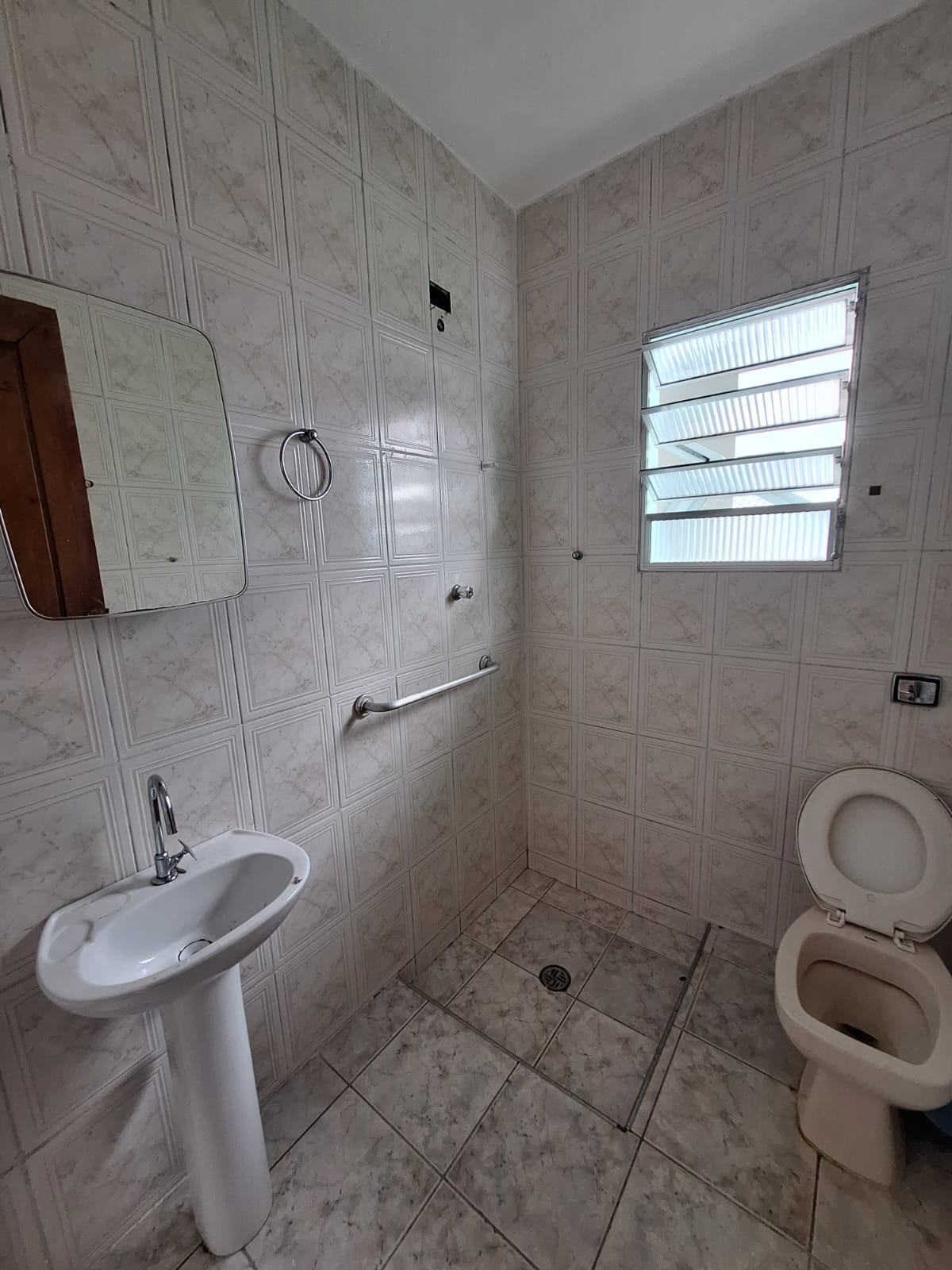 ALUGA-SE EXCELENTE CASA DE 3 CÔMODOS AMPLOS NO JD SANTO ANTÔNIO- OSASCO-SP  ÓTIMA LOCALIZAÇÃO SENDO UMA TRAVESSA DA AVENIDA JOÃO DE ANDREDE PX A CAIXA ECONÔMICA. 