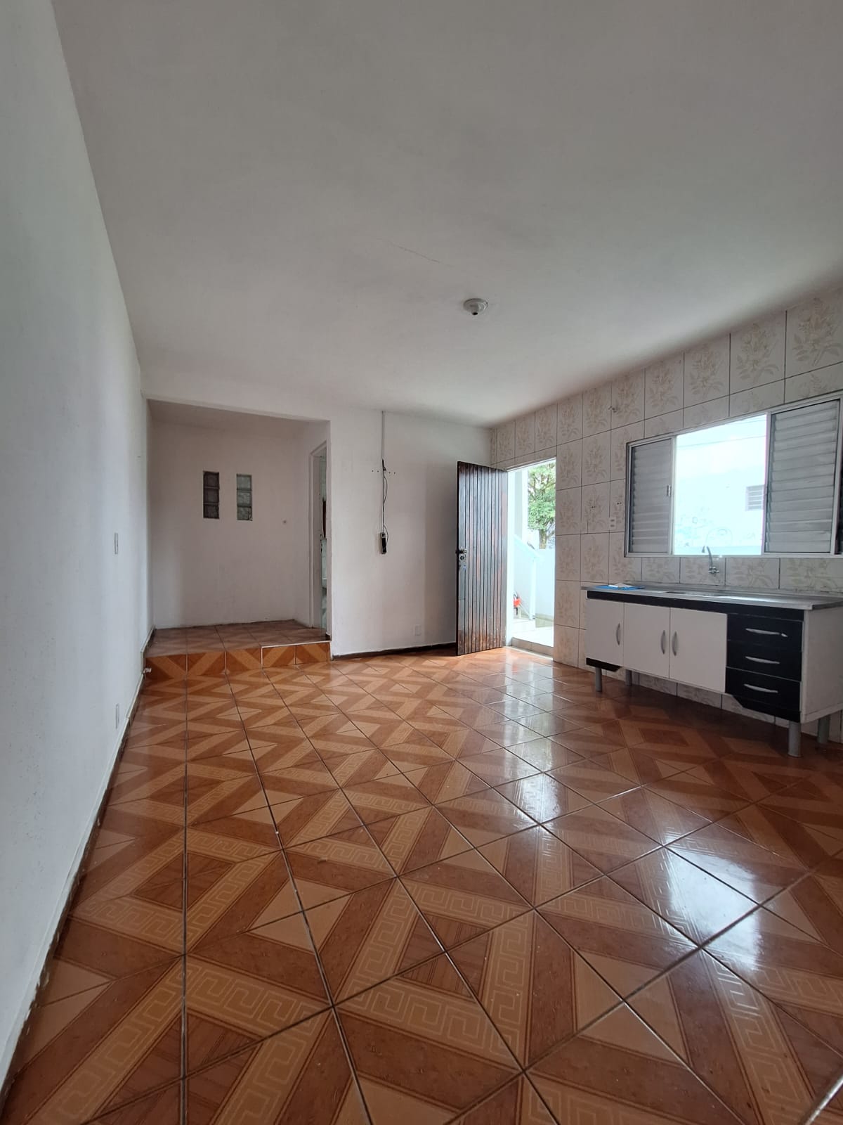 ALUGA-SE EXCELENTE CASA DE 3 CÔMODOS AMPLOS NO JD SANTO ANTÔNIO- OSASCO-SP  ÓTIMA LOCALIZAÇÃO SENDO UMA TRAVESSA DA AVENIDA JOÃO DE ANDREDE PX A CAIXA ECONÔMICA. 
