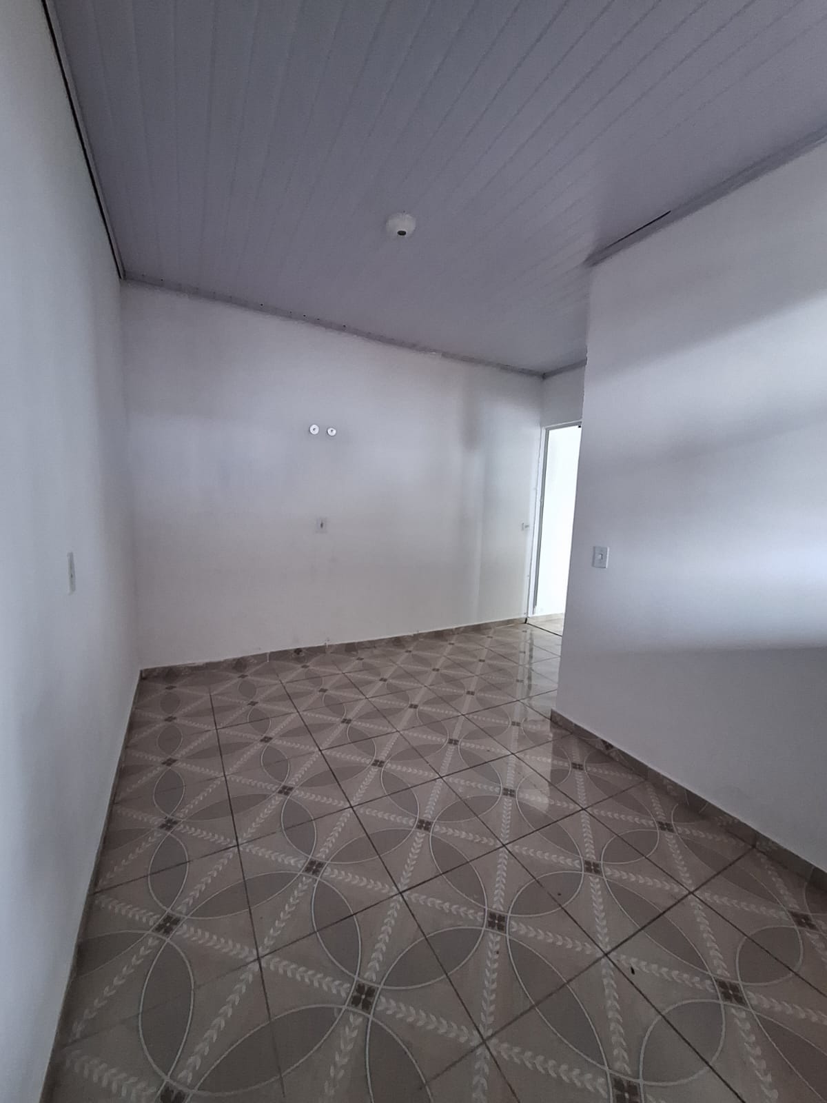 ALUGA-SE EXCELENTE CASA DE 3 CÔMODOS AMPLOS NO JD SANTO ANTÔNIO- OSASCO-SP  ÓTIMA LOCALIZAÇÃO SENDO UMA TRAVESSA DA AVENIDA JOÃO DE ANDREDE PX A CAIXA ECONÔMICA. 