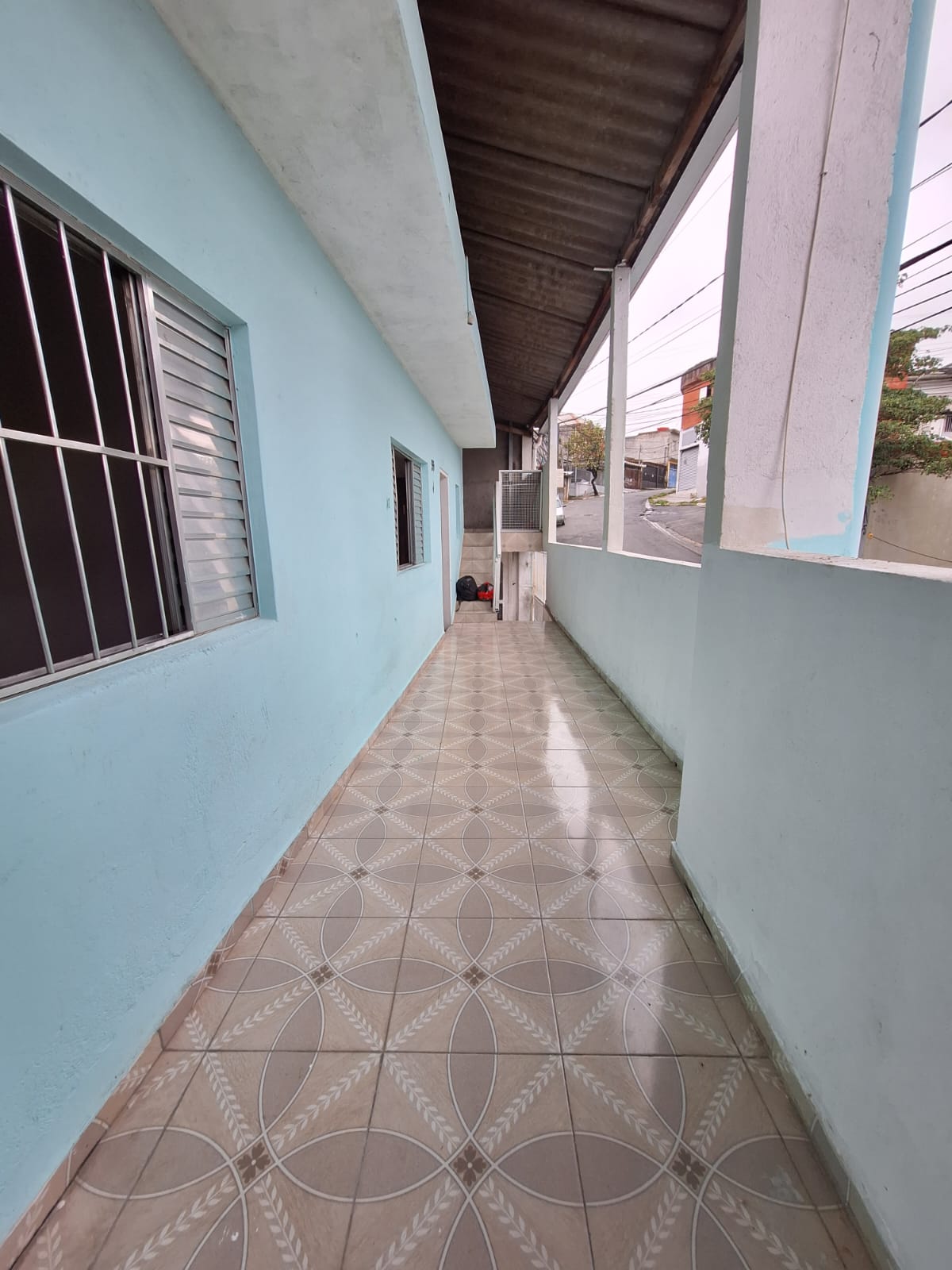 ALUGA-SE EXCELENTE CASA DE 3 CÔMODOS AMPLOS NO JD SANTO ANTÔNIO- OSASCO-SP  ÓTIMA LOCALIZAÇÃO SENDO UMA TRAVESSA DA AVENIDA JOÃO DE ANDREDE PX A CAIXA ECONÔMICA. 