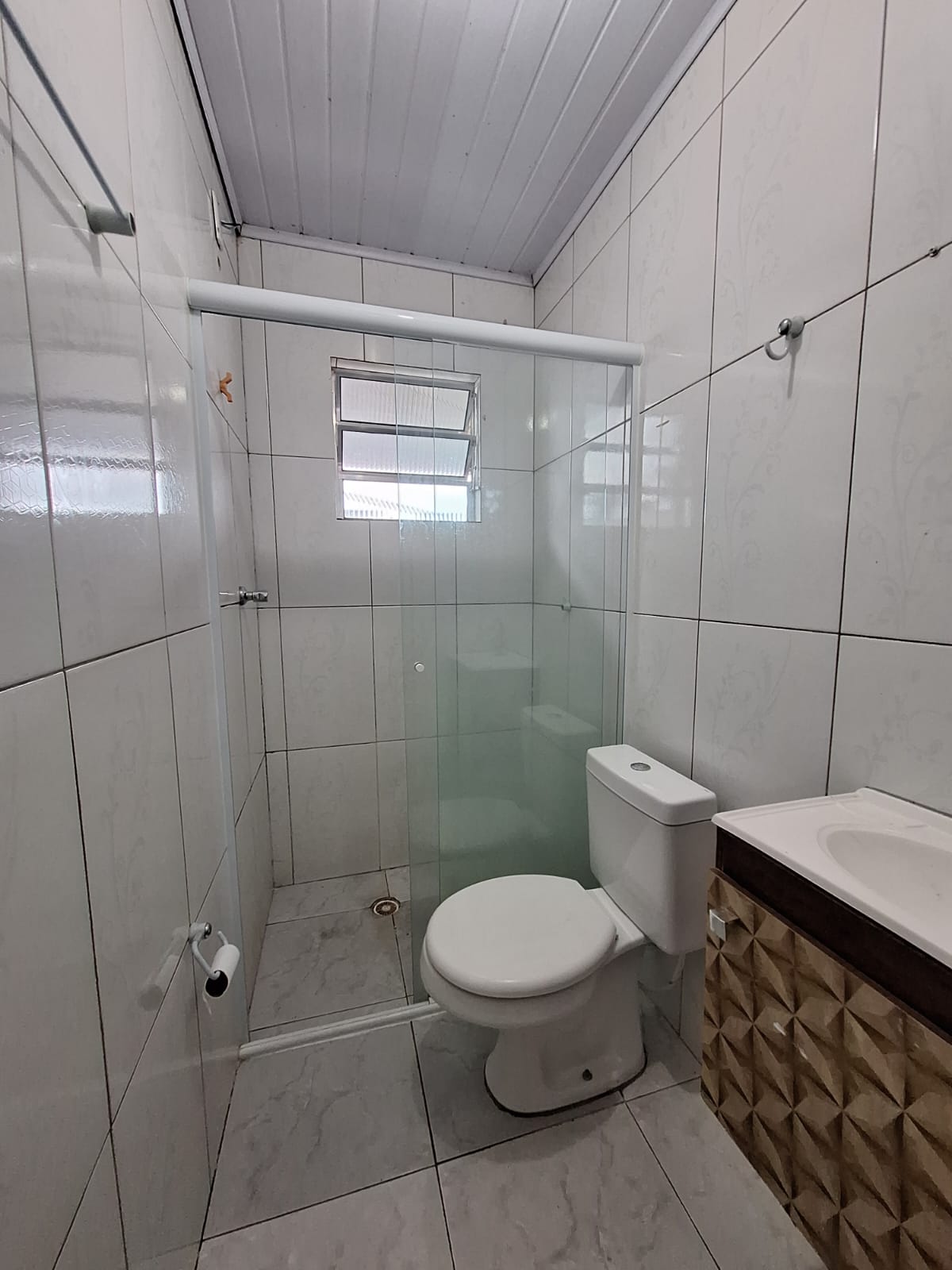 ALUGA-SE EXCELENTE CASA DE 3 CÔMODOS AMPLOS NO JD SANTO ANTÔNIO- OSASCO-SP  ÓTIMA LOCALIZAÇÃO SENDO UMA TRAVESSA DA AVENIDA JOÃO DE ANDREDE PX A CAIXA ECONÔMICA. 