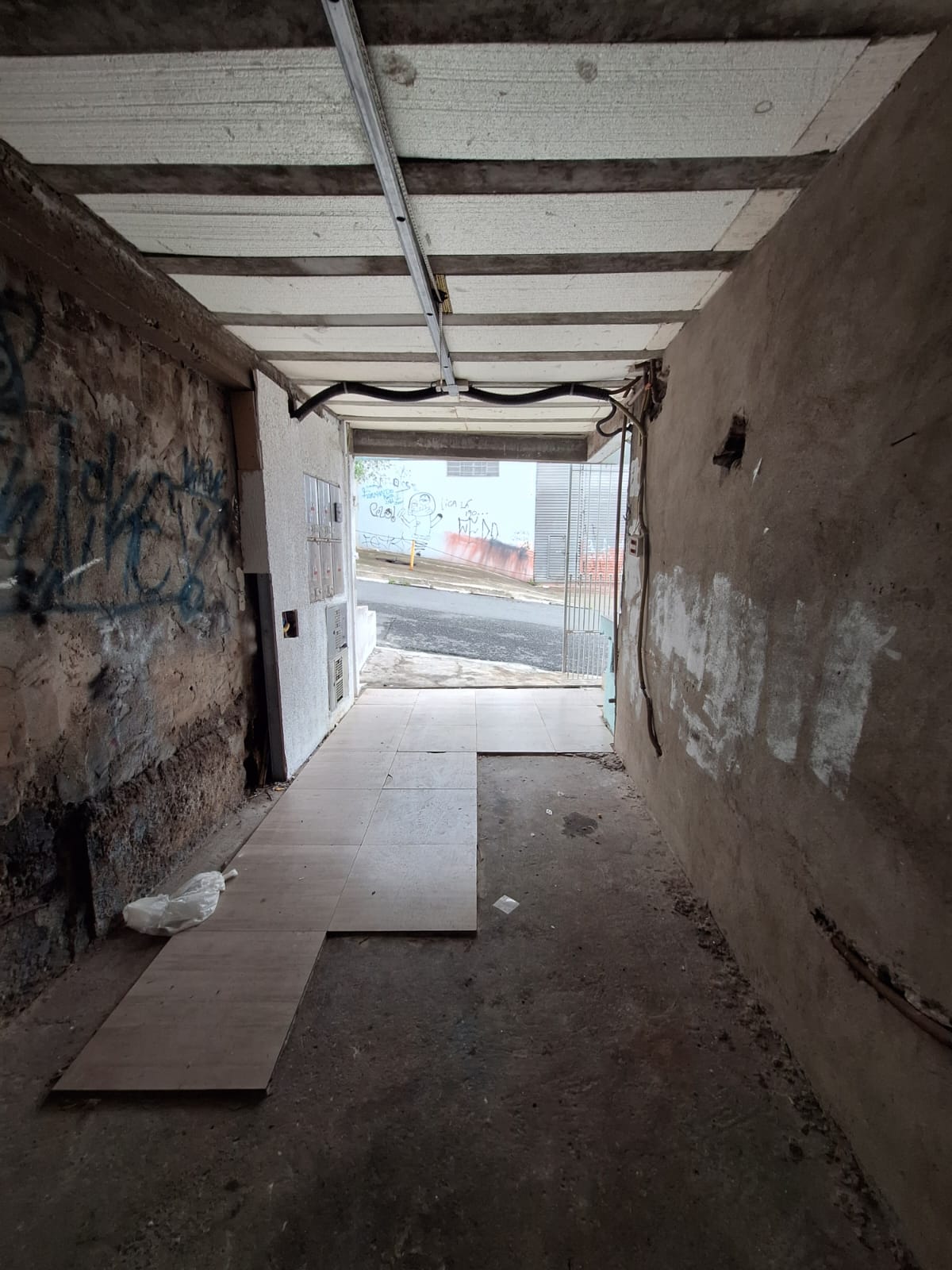 ALUGA-SE EXCELENTE CASA DE 3 CÔMODOS AMPLOS NO JD SANTO ANTÔNIO- OSASCO-SP  ÓTIMA LOCALIZAÇÃO SENDO UMA TRAVESSA DA AVENIDA JOÃO DE ANDREDE PX A CAIXA ECONÔMICA. 