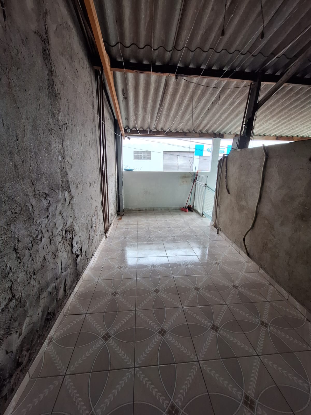ALUGA-SE EXCELENTE CASA DE 3 CÔMODOS AMPLOS NO JD SANTO ANTÔNIO- OSASCO-SP  ÓTIMA LOCALIZAÇÃO SENDO UMA TRAVESSA DA AVENIDA JOÃO DE ANDREDE PX A CAIXA ECONÔMICA. 