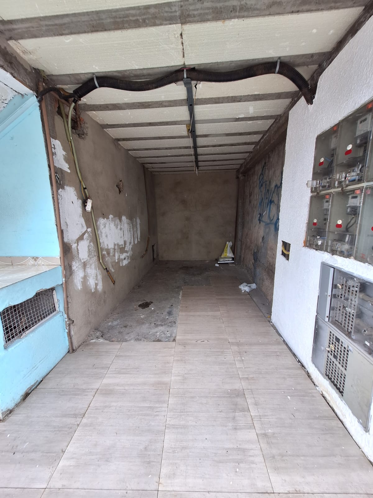 ALUGA-SE EXCELENTE CASA DE 3 CÔMODOS AMPLOS NO JD SANTO ANTÔNIO- OSASCO-SP  ÓTIMA LOCALIZAÇÃO SENDO UMA TRAVESSA DA AVENIDA JOÃO DE ANDREDE PX A CAIXA ECONÔMICA. 