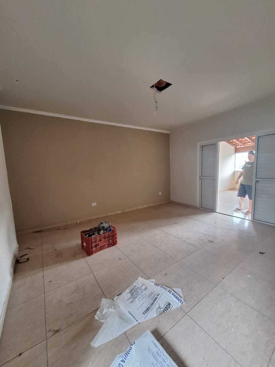 ALUGA-SE LINDA CASA BEM ESPAÇOSA MUITO BEM LOCALIZADA PROXIMO AO SHOPPING TAMBORE BAIRRO MUNHOZ JR