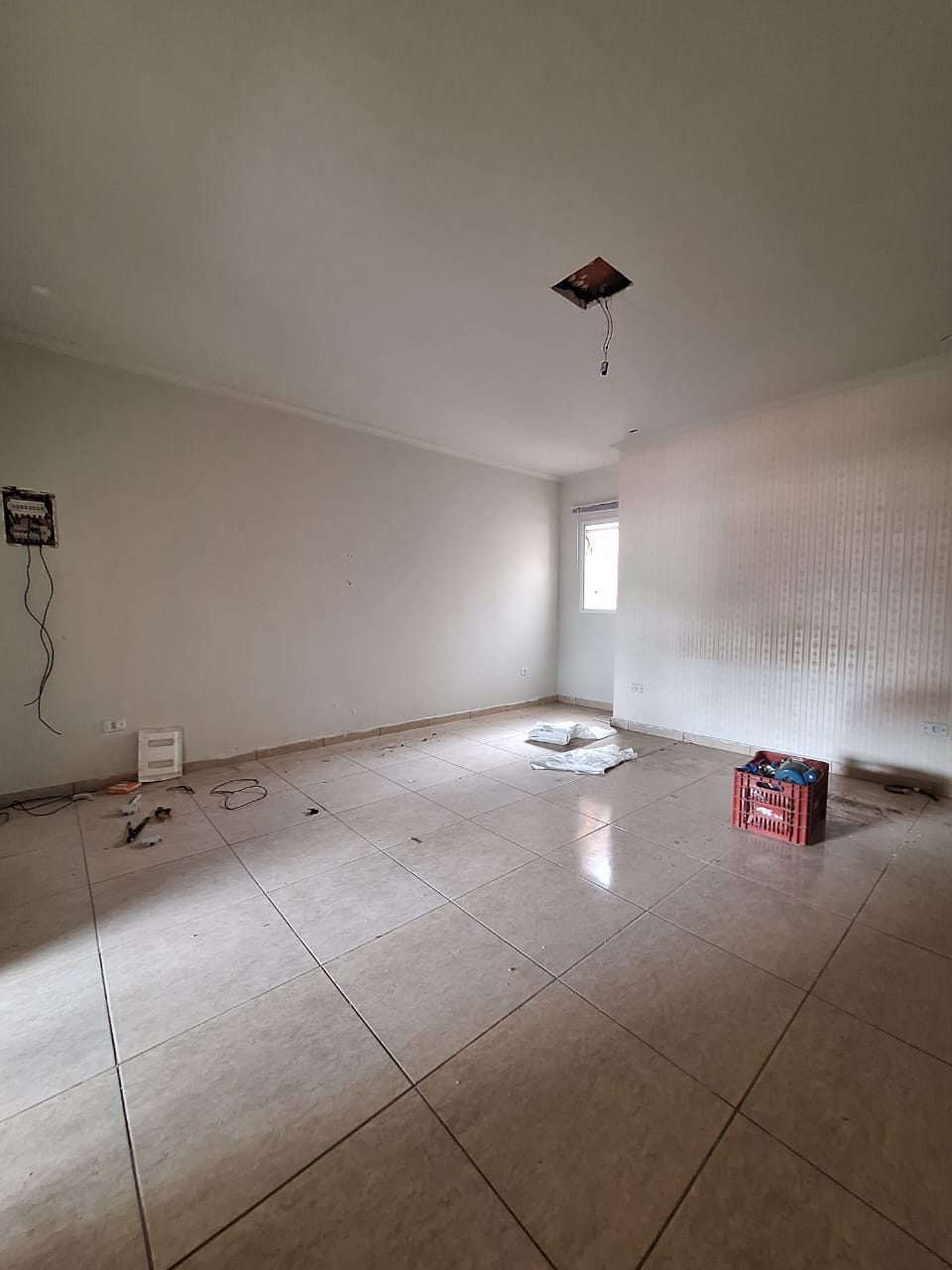ALUGA-SE LINDA CASA BEM ESPAÇOSA MUITO BEM LOCALIZADA PROXIMO AO SHOPPING TAMBORE BAIRRO MUNHOZ JR