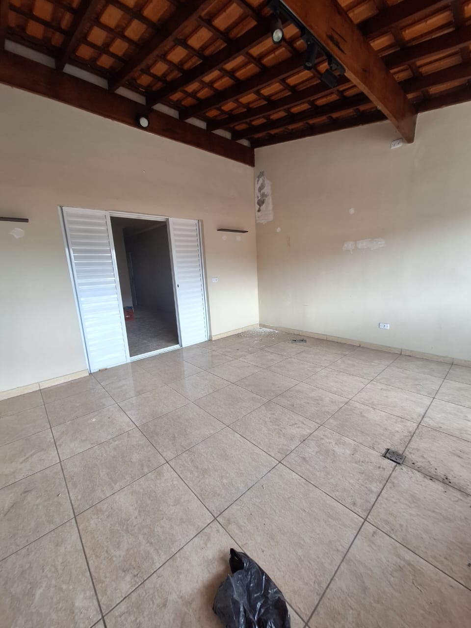 ALUGA-SE LINDA CASA BEM ESPAÇOSA MUITO BEM LOCALIZADA PROXIMO AO SHOPPING TAMBORE BAIRRO MUNHOZ JR