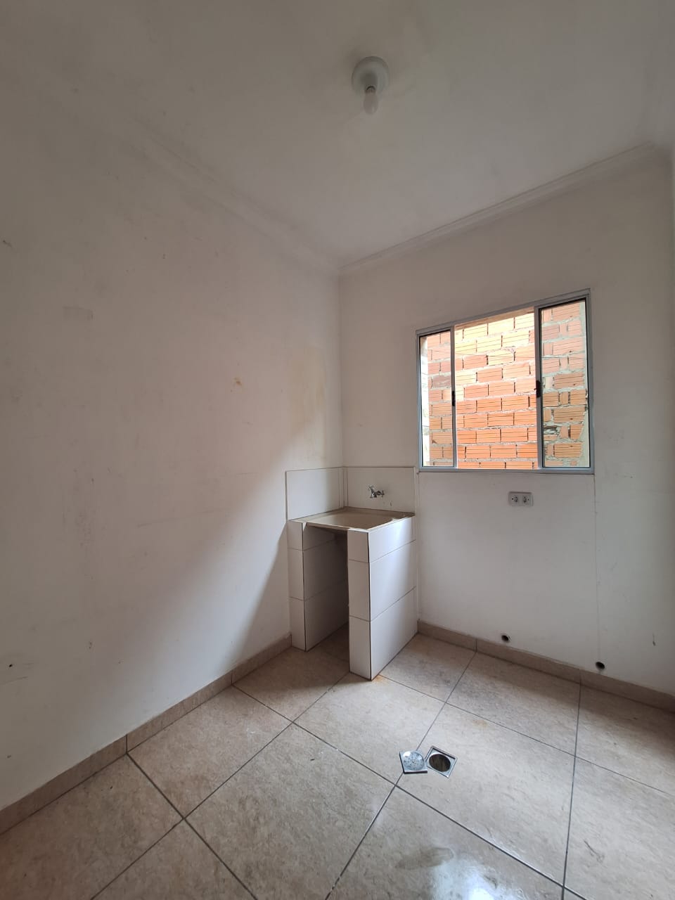 ALUGA-SE LINDA CASA BEM ESPAÇOSA MUITO BEM LOCALIZADA PROXIMO AO SHOPPING TAMBORE BAIRRO MUNHOZ JR