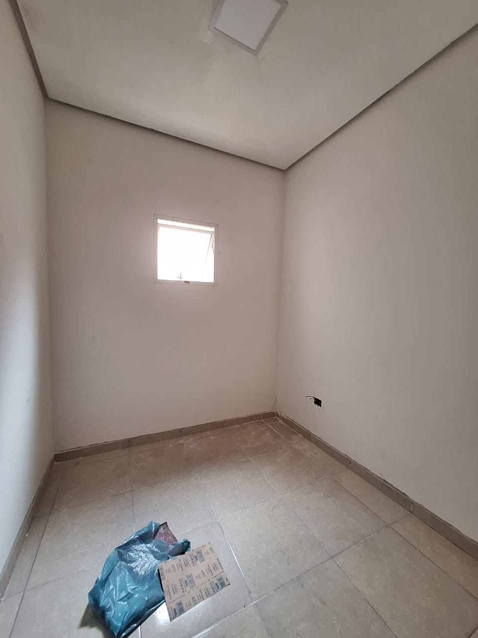 ALUGA-SE LINDA CASA BEM ESPAÇOSA MUITO BEM LOCALIZADA PROXIMO AO SHOPPING TAMBORE BAIRRO MUNHOZ JR