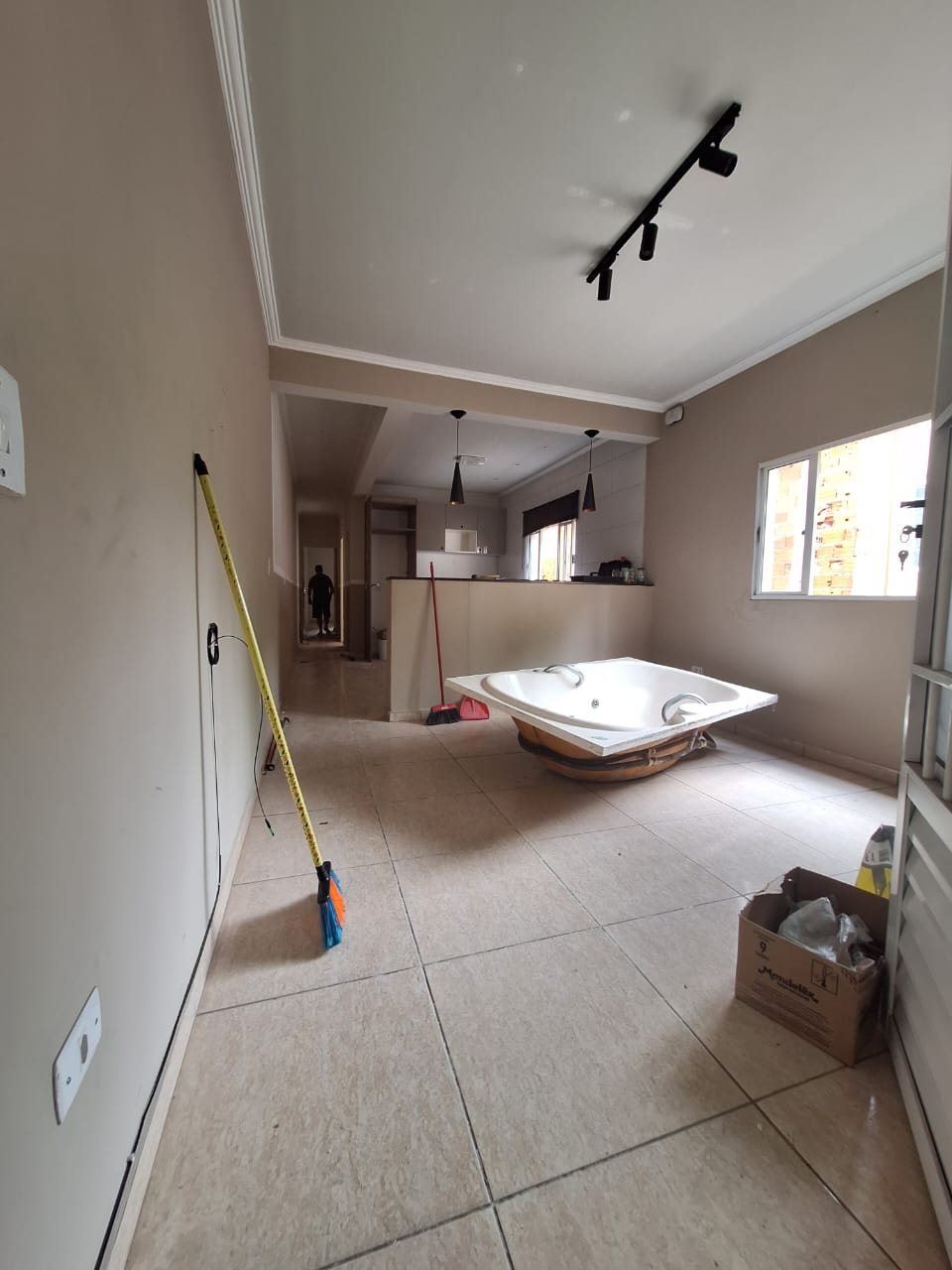 ALUGA-SE LINDA CASA BEM ESPAÇOSA MUITO BEM LOCALIZADA PROXIMO AO SHOPPING TAMBORE BAIRRO MUNHOZ JR