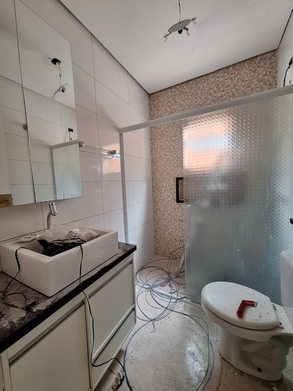 ALUGA-SE LINDA CASA BEM ESPAÇOSA MUITO BEM LOCALIZADA PROXIMO AO SHOPPING TAMBORE BAIRRO MUNHOZ JR