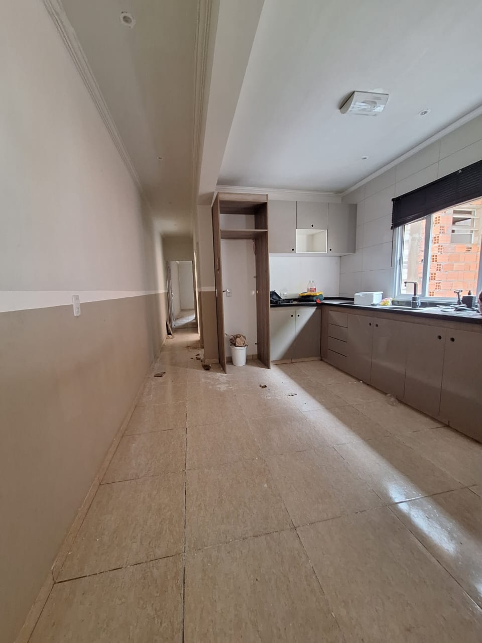 ALUGA-SE LINDA CASA BEM ESPAÇOSA MUITO BEM LOCALIZADA PROXIMO AO SHOPPING TAMBORE BAIRRO MUNHOZ JR