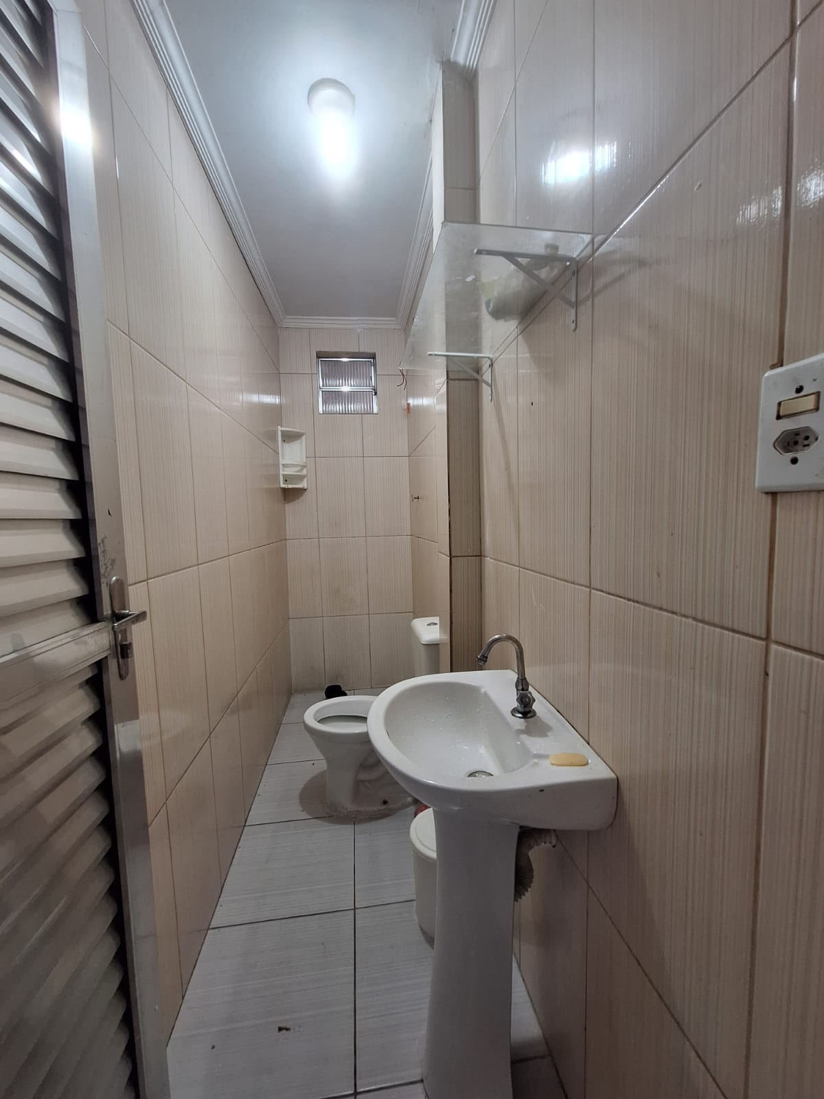 ALUGA-SE EXCELENTE CASA DE 2 DORMITÓRIOS  SENDO UMA SUÍTE. CASA  INDEPENDENTE COM UMA VAGA DE GARAGEM NO JD SANTO ANTÔNIO- OSASCO-SP 
