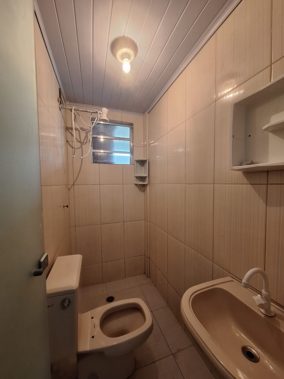 ALUGA-SE EXCELENTE CASA DE 2 DORMITÓRIOS  SENDO UMA SUÍTE. CASA  INDEPENDENTE COM UMA VAGA DE GARAGEM NO JD SANTO ANTÔNIO- OSASCO-SP 